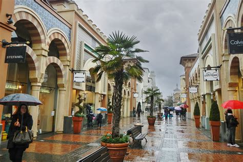 milan shopping outlets.